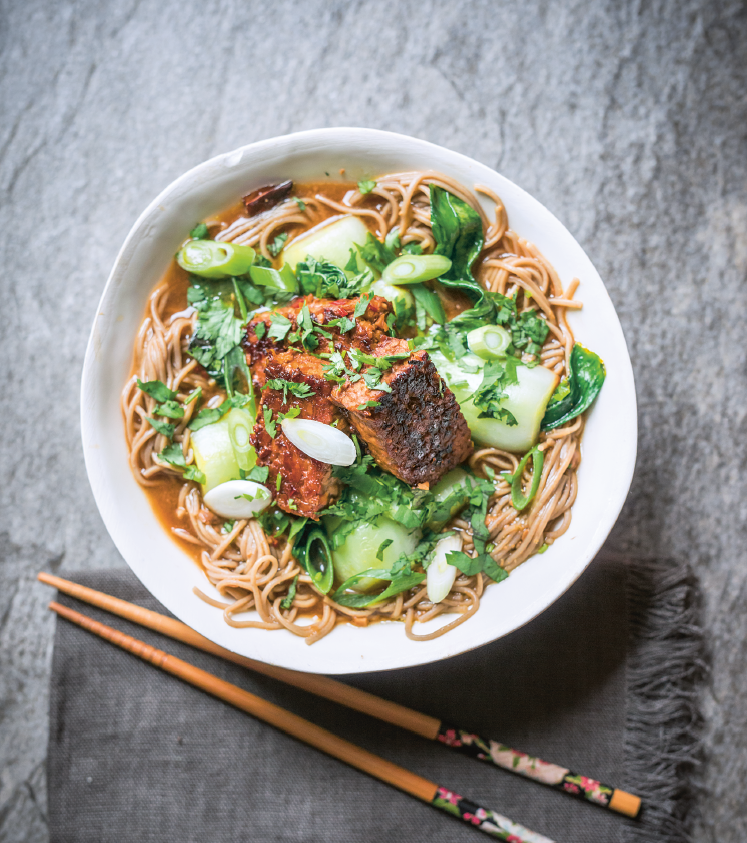 Tempi glassati, bok choi e soba noodles