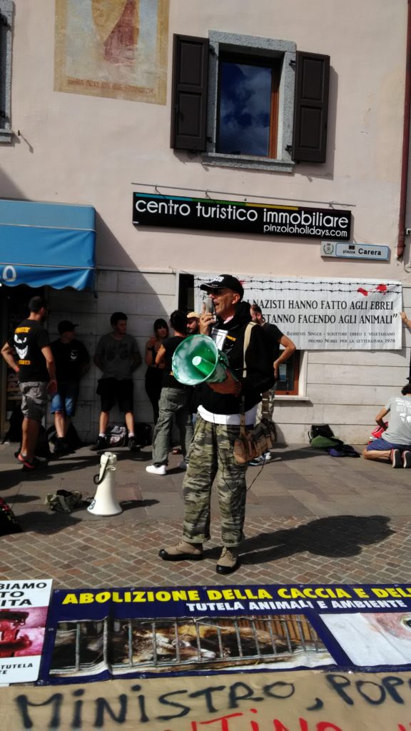 Pinzolo (TN) 15 agosto 2018 - Politica Assassina - Manifestazione di protesta contro la legge abbatti orsi e lupi P 20180815 155418 576x1024 - Pinzolo (TN) 15 agosto 2018 - Politica Assassina - Manifestazione di protesta contro la legge abbatti orsi e lupi