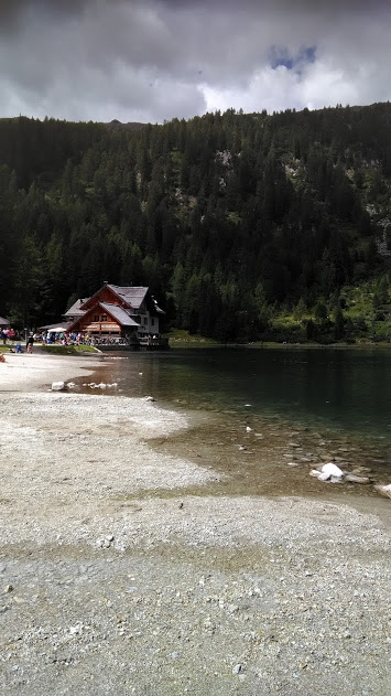 Val Nambino e il suo rifugio sulla riva del lago